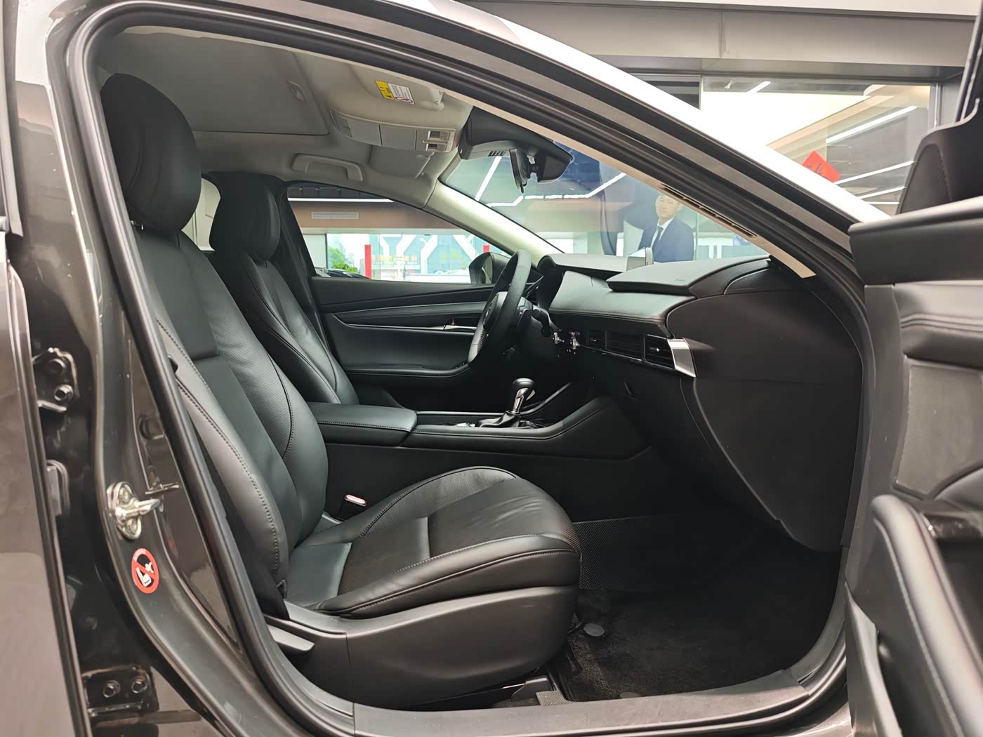 Mazda Mazda3 Axela 2.0 л 2022 г. Серебристо-серый, пробег 50000 км