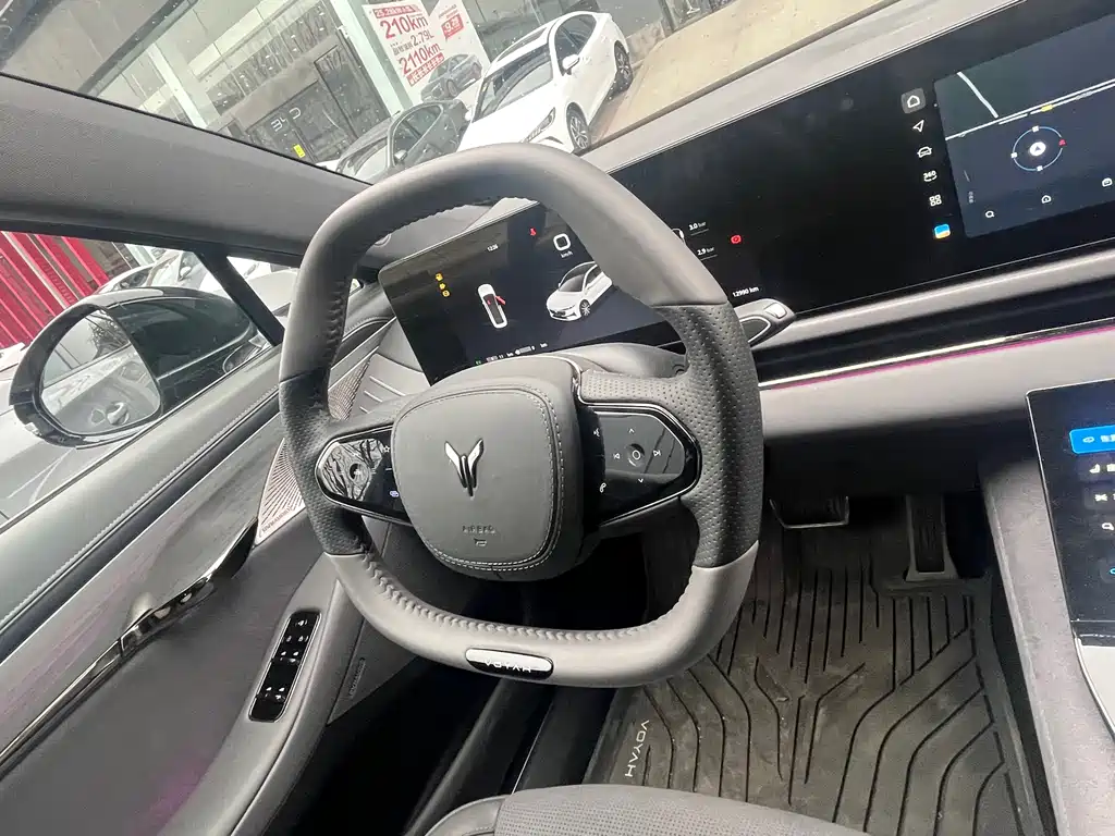 VOYAH LANTU CHASING LIGHT