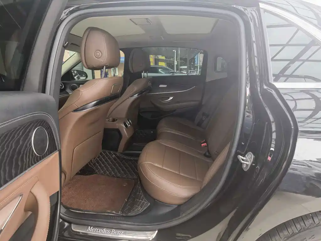 Mercedes-Benz E-Class — миниатюра 5
