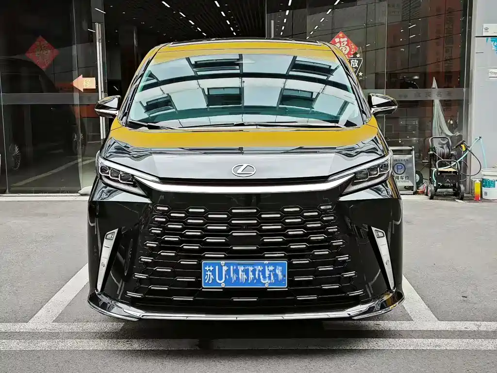 Lexus LM 2023 500h мест