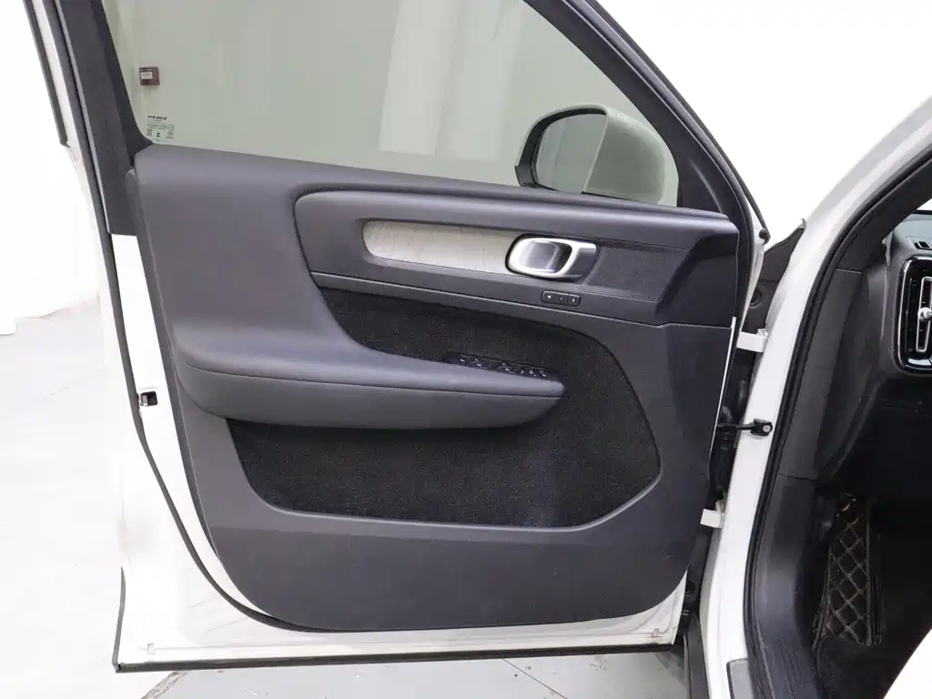 Volvo XC40 — миниатюра 15