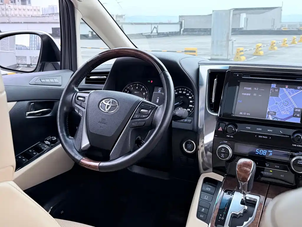 Toyota Alphard — миниатюра 10