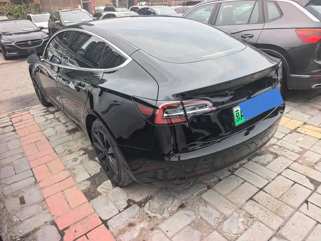 Tesla Model 3 — миниатюра 6