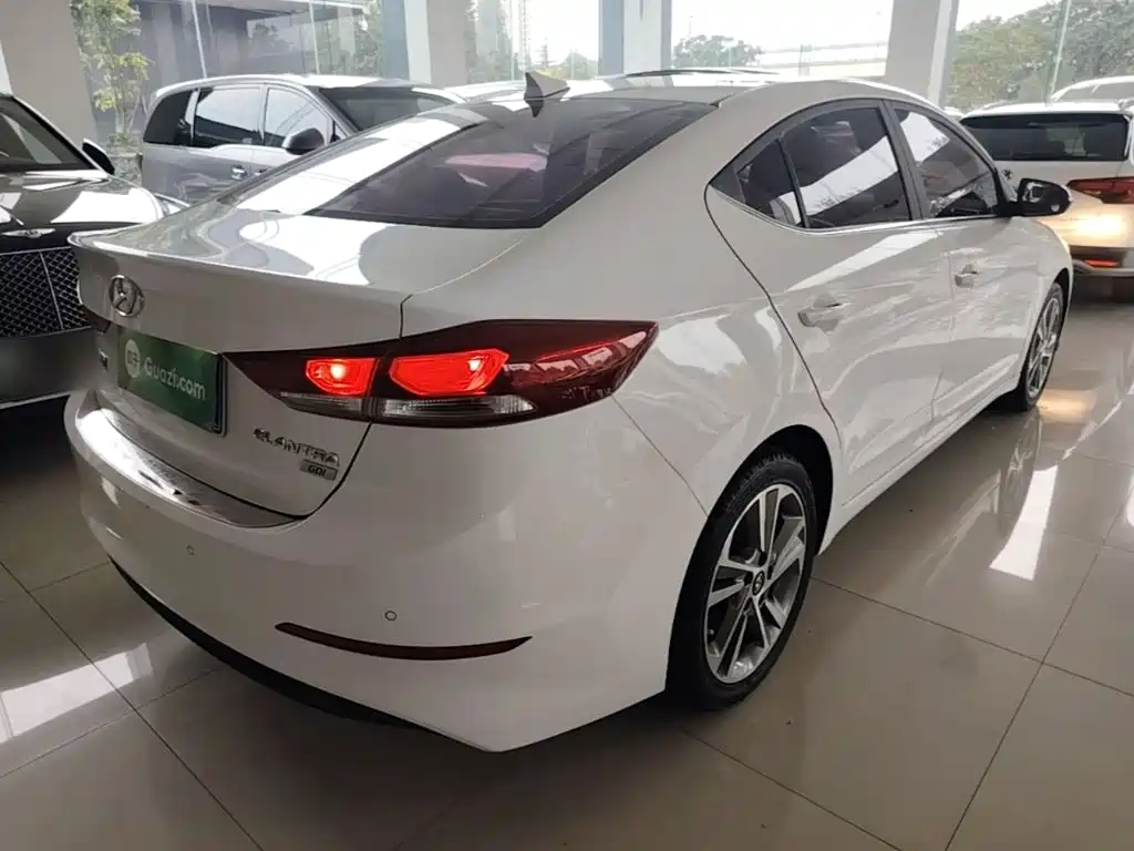 Hyundai Elantra — миниатюра 7