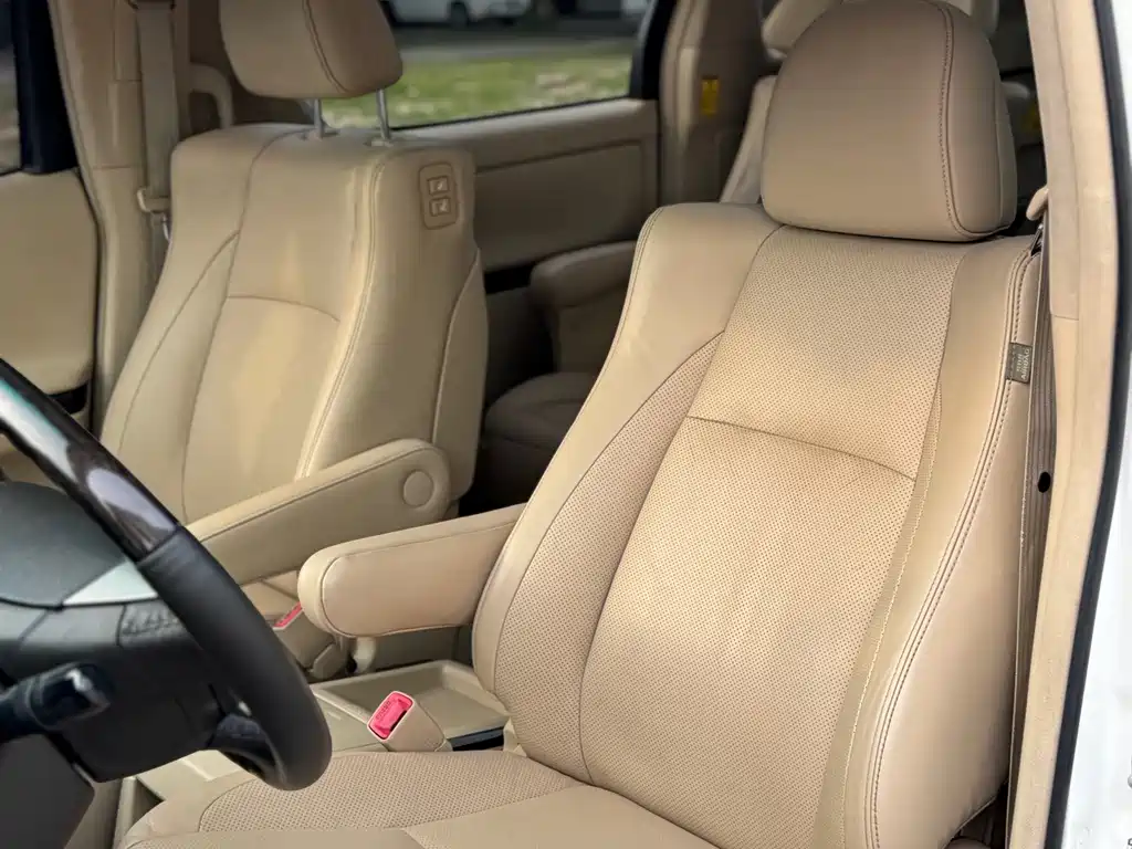 Toyota Alphard — миниатюра 10