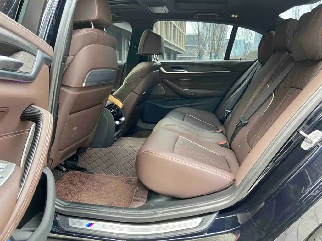 BMW 5 Series — миниатюра 11