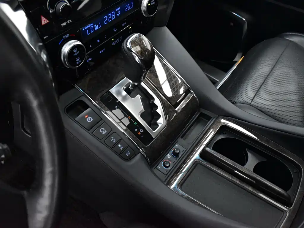 Toyota Alphard — миниатюра 10