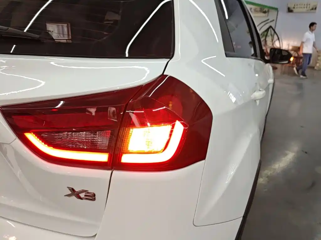 Geely Vision X3 — миниатюра 8