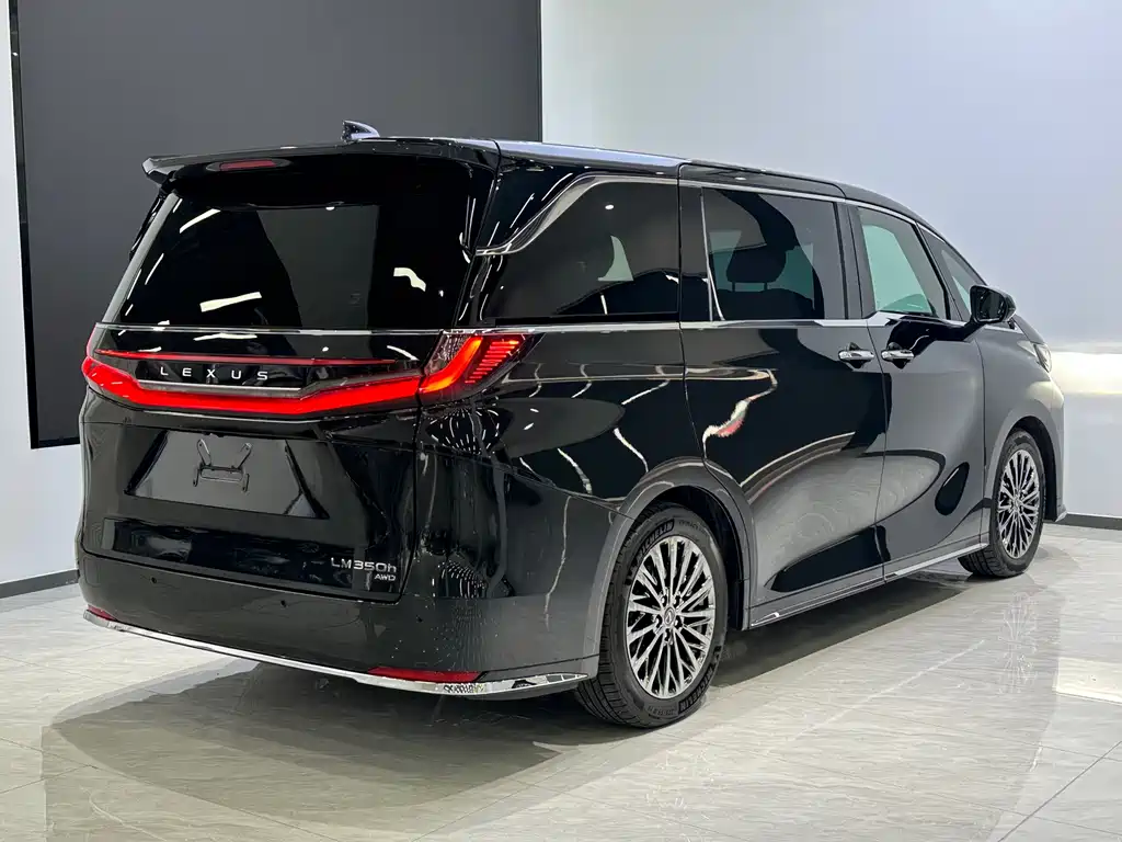 LEXUS LM