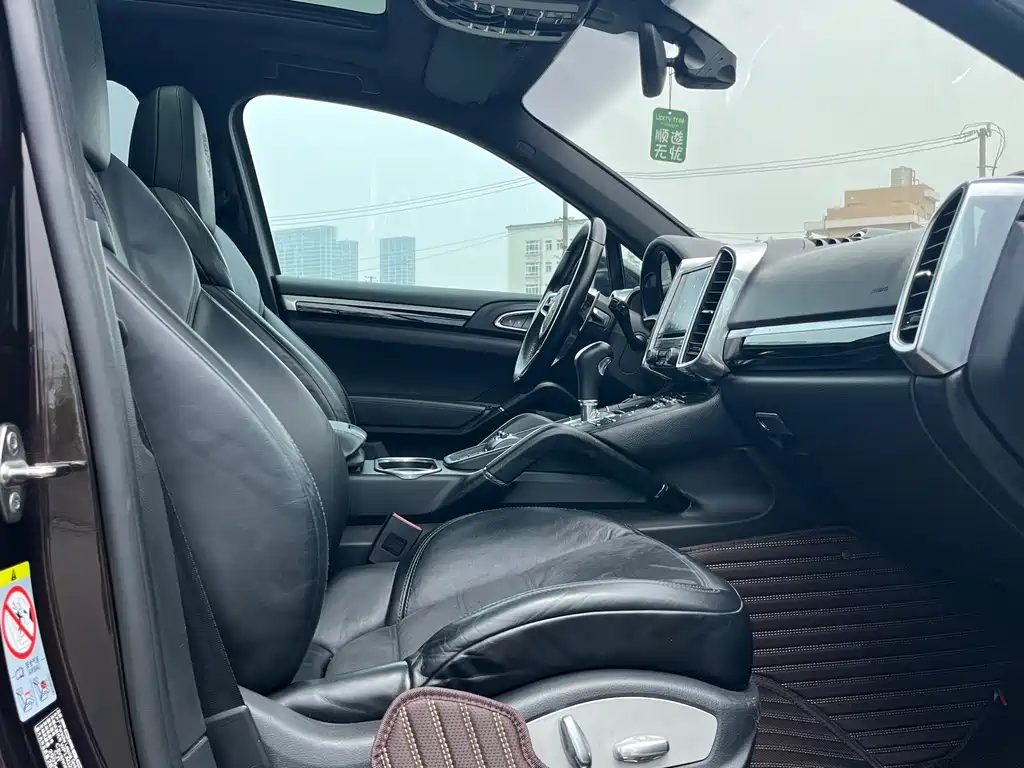 Porsche Cayenne — миниатюра 16