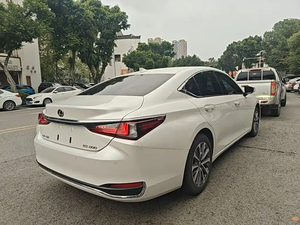 Lexus ES — миниатюра 7