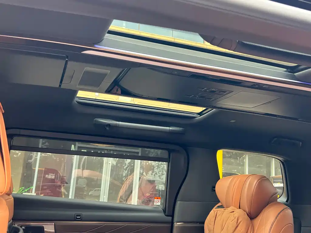 Toyota Alphard — миниатюра 9