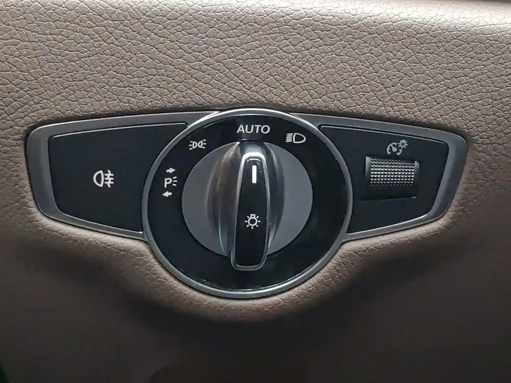 Mercedes-Benz E-Class — миниатюра 21