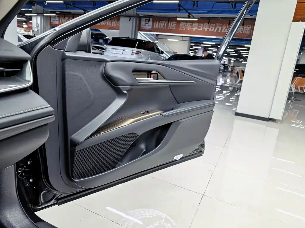 Toyota Camry — миниатюра 12
