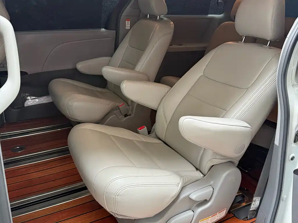 Toyota Sienna — миниатюра 6