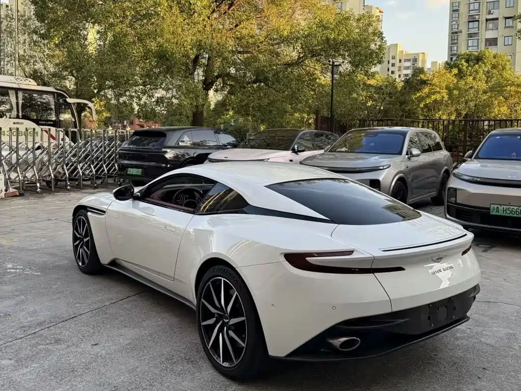 Aston Martin DB11 4.0T V8 Coupe, фото 6