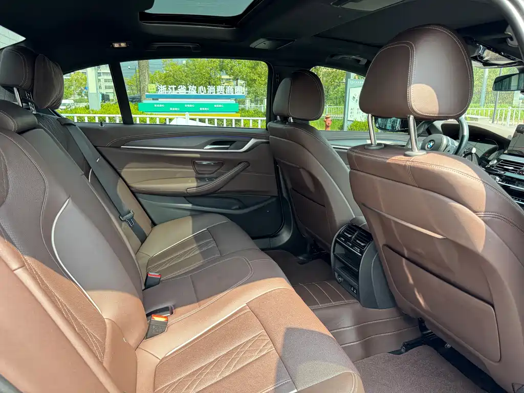 BMW 5 Series — миниатюра 11