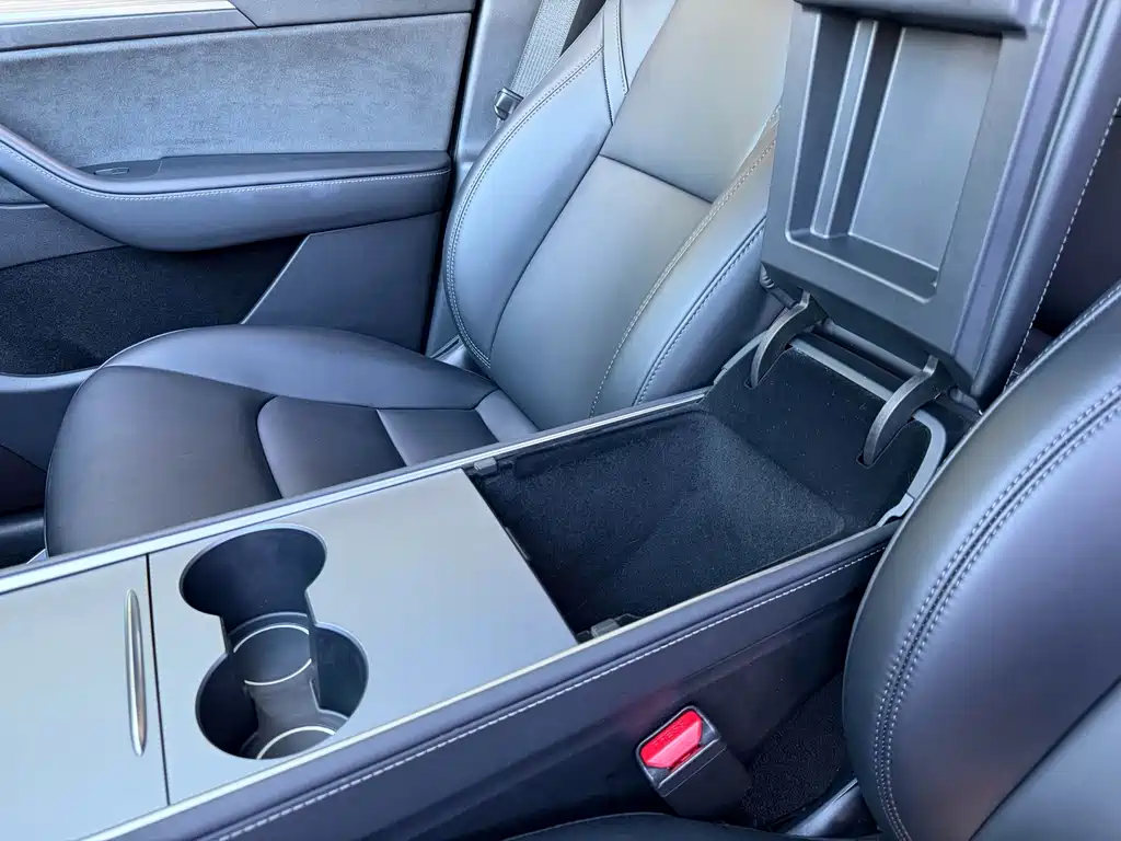 Tesla Model Y — миниатюра 8