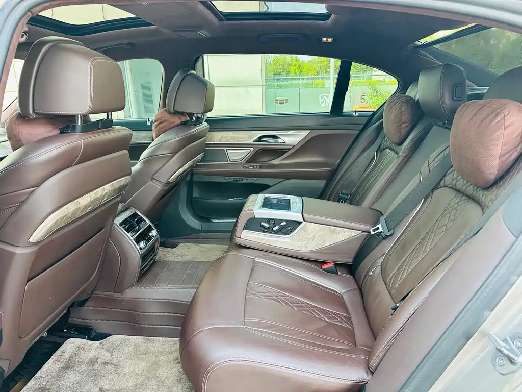 BMW 7 Series — миниатюра 9