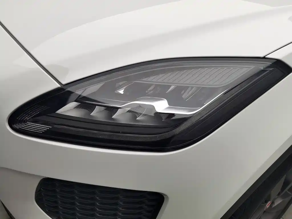 Jaguar E-PACE — миниатюра 7