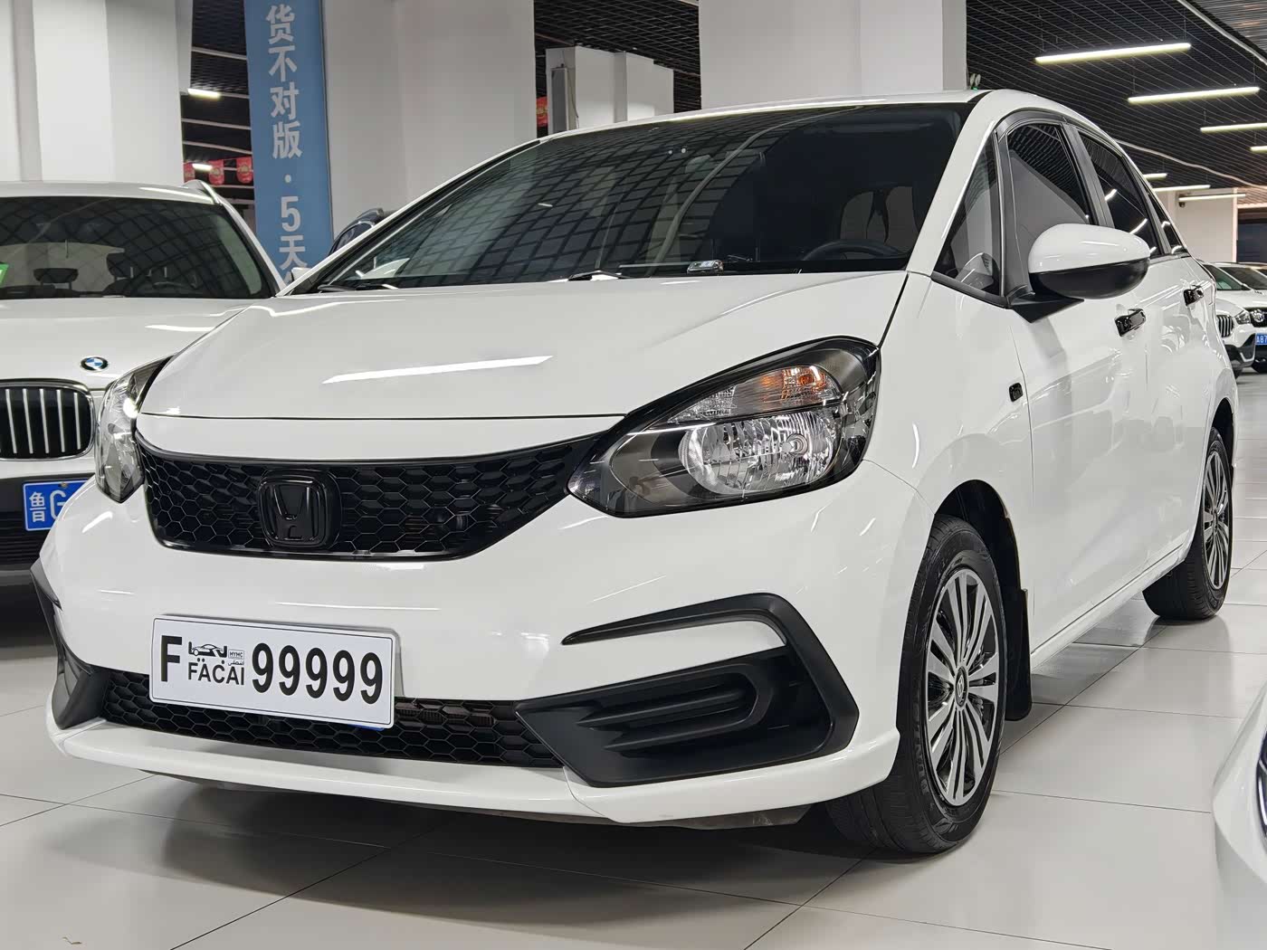 Honda Fit 1.5 л 2022 г. Белый, пробег 42000 км
