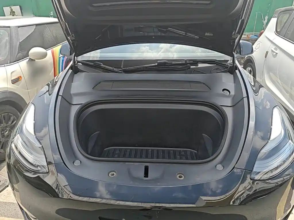 Tesla Model Y — миниатюра 16
