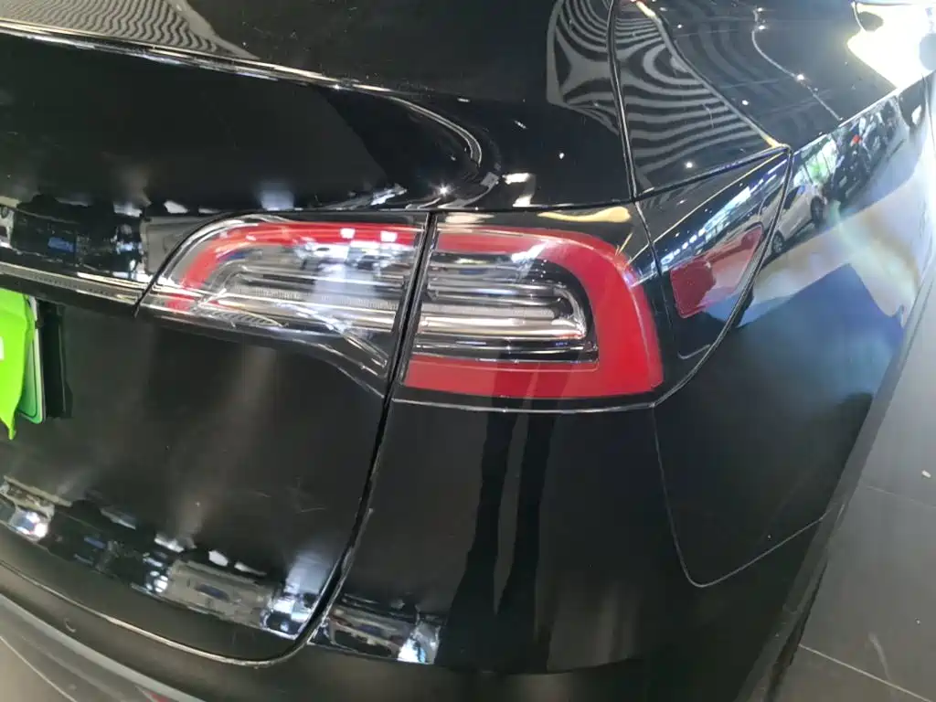 Tesla Model Y — миниатюра 8