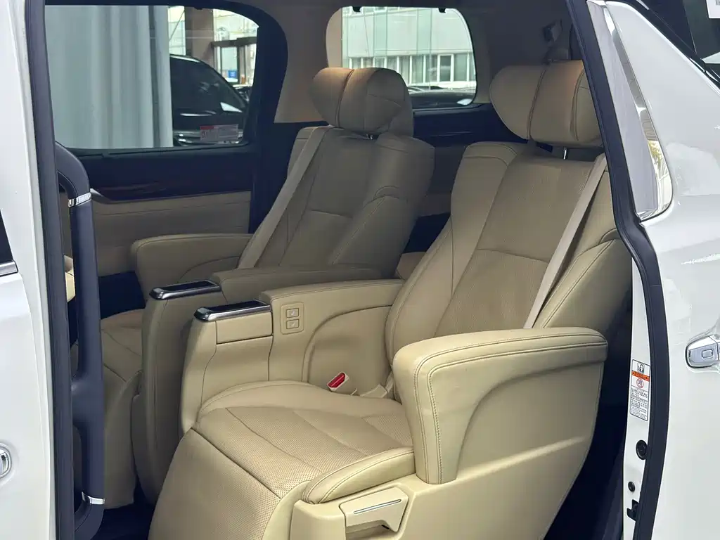 Toyota Alphard — миниатюра 31