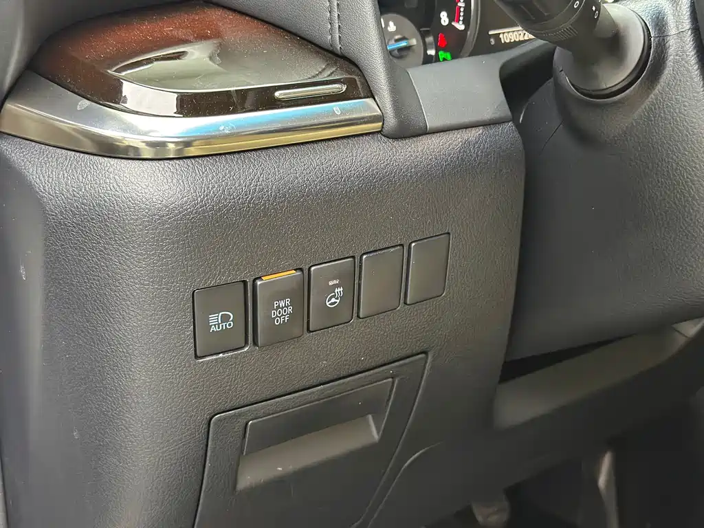 Toyota Alphard — миниатюра 17