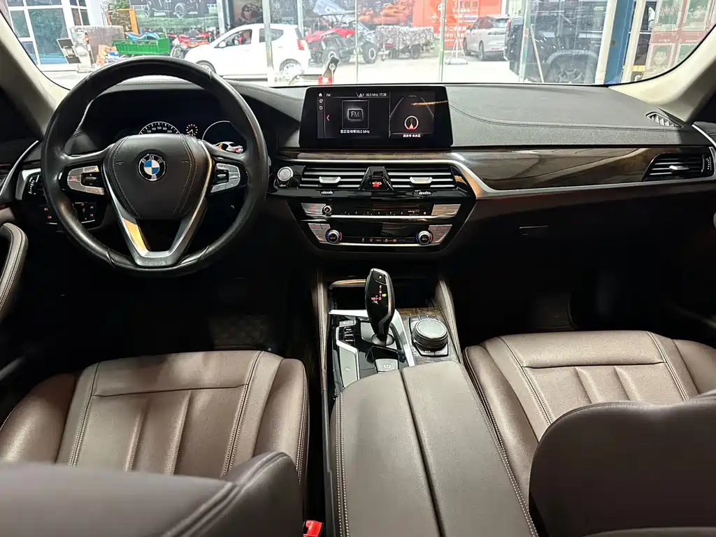 BMW 5 Series — миниатюра 7