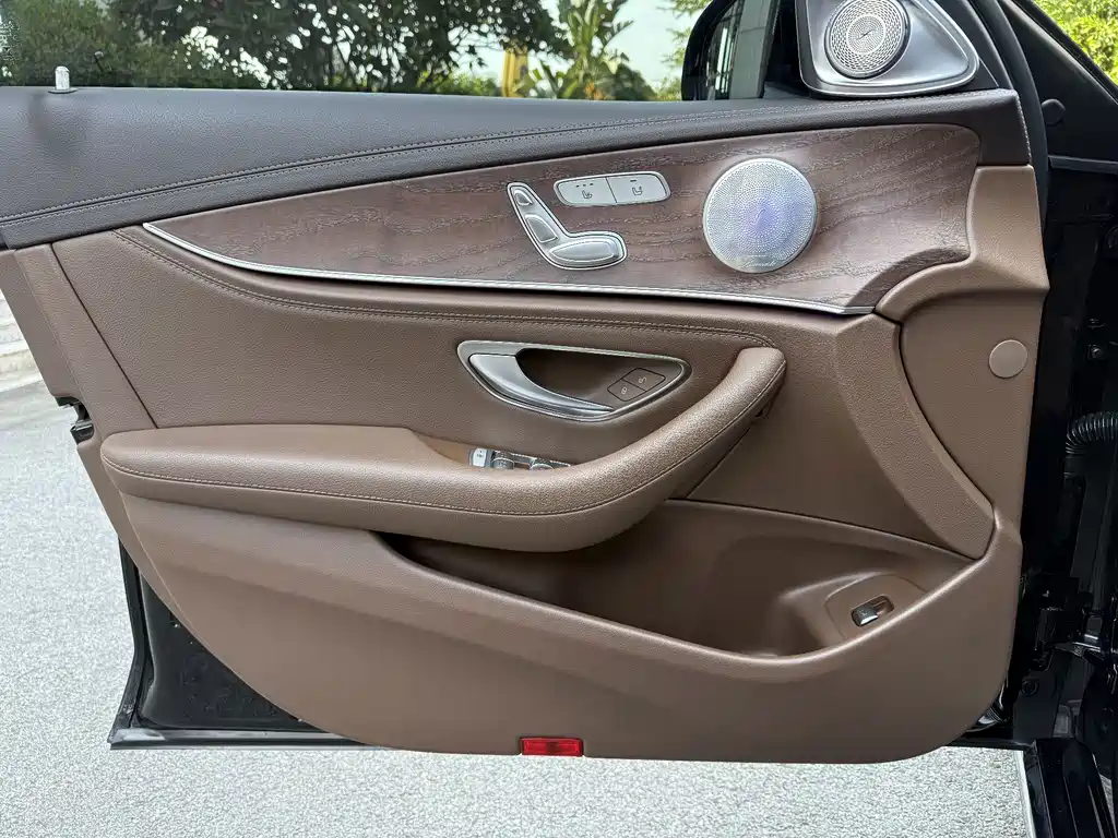 Mercedes-Benz E-Class — миниатюра 16