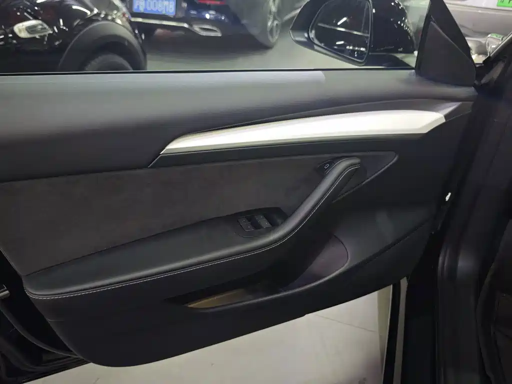 Tesla Model 3 — миниатюра 6