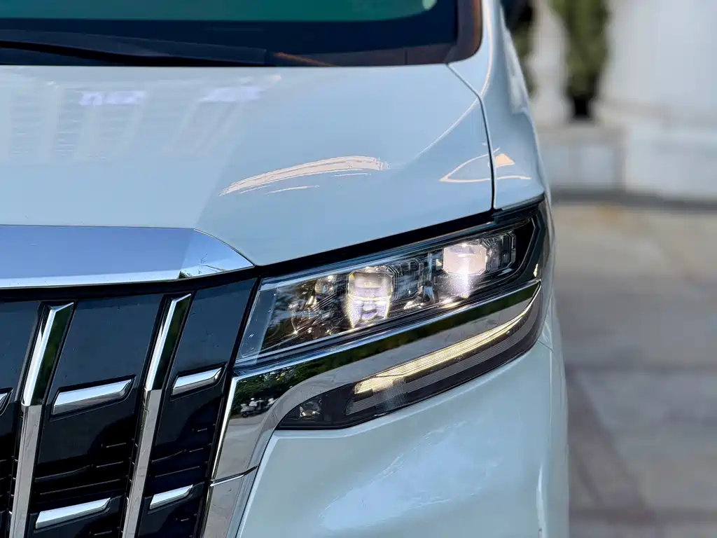 Toyota Alphard — миниатюра 3