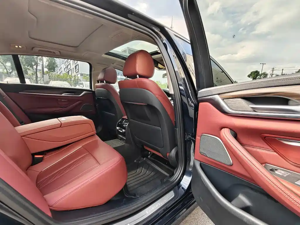 BMW 5 Series — миниатюра 4