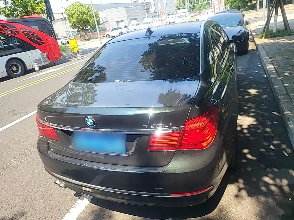 BMW 7 Series — миниатюра 6