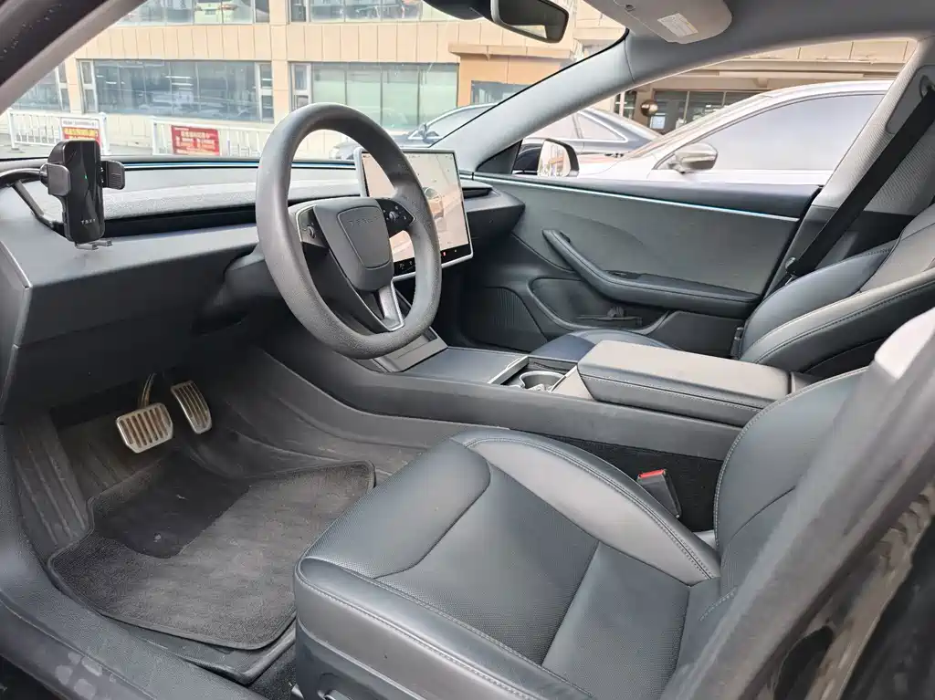 Tesla Model 3 — миниатюра 4