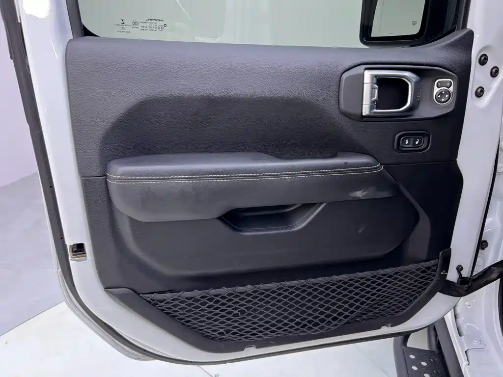 Jeep Wrangler PHEV — миниатюра 15