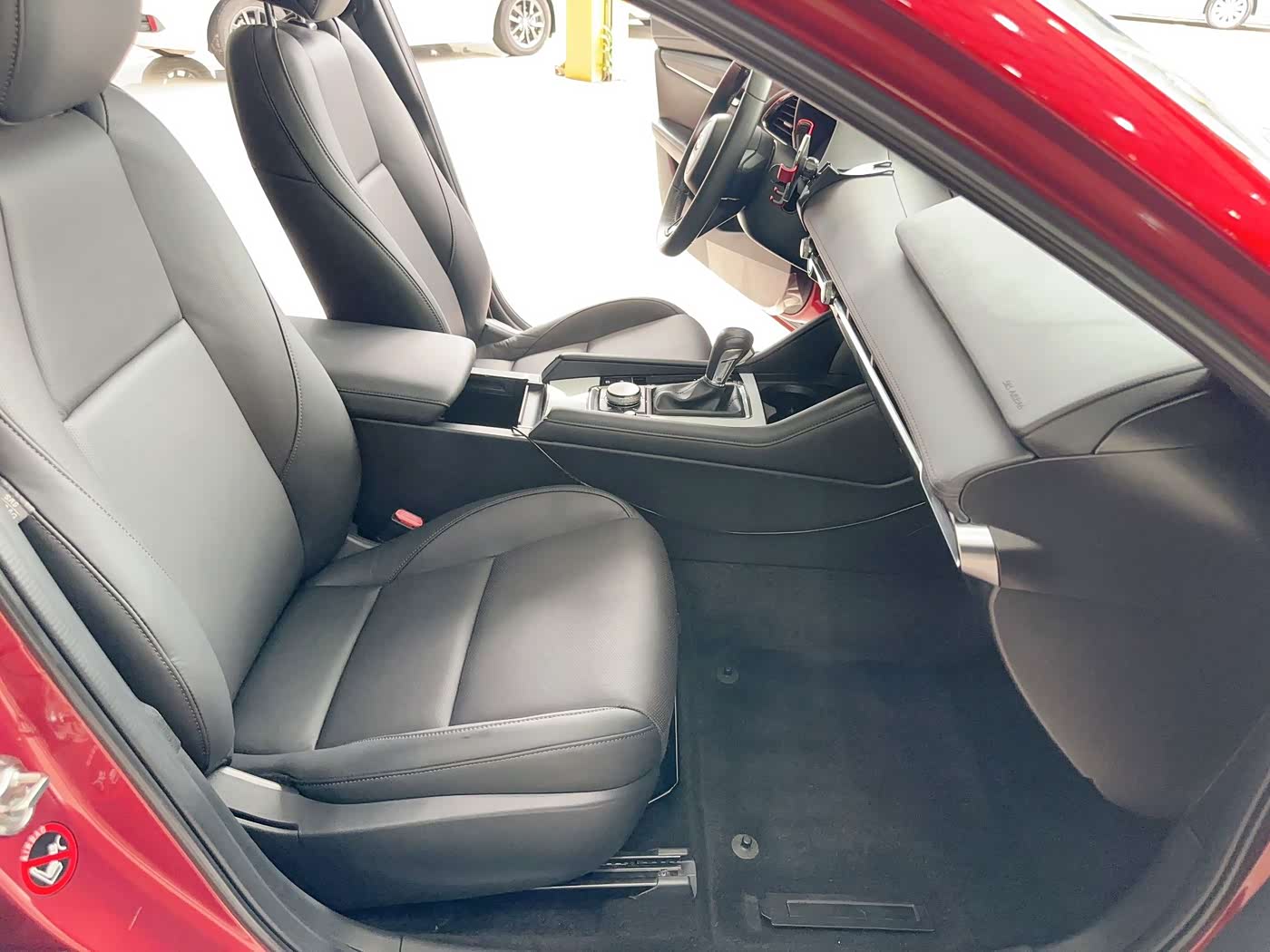 Mazda Mazda3 Axela 2.0 л 2021 г. красный/фиолетовый, пробег 30000 км