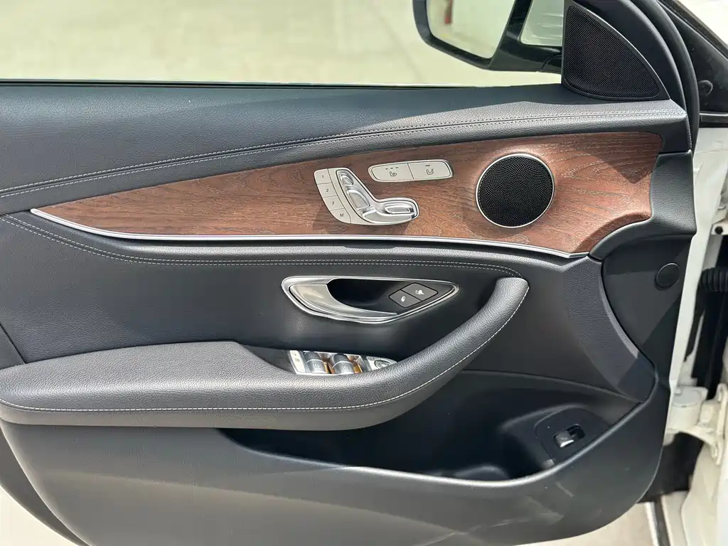 Mercedes-Benz E-Class — миниатюра 5