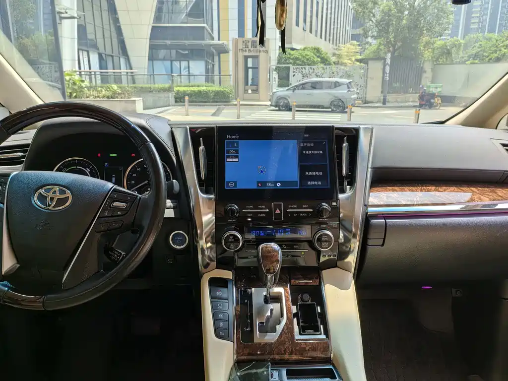 Toyota Alphard — миниатюра 7