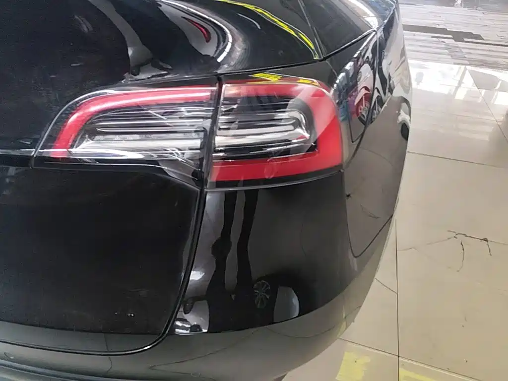 Tesla Model Y — миниатюра 8