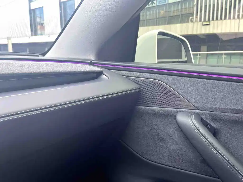 Tesla Model Y — миниатюра 11