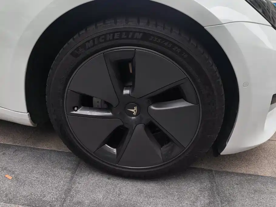Tesla Model 3 — миниатюра 6