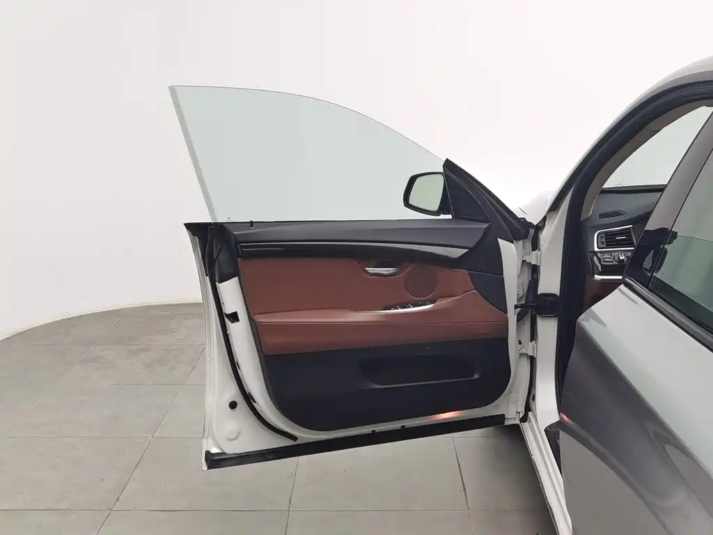 BMW 5 Series GT — миниатюра 8