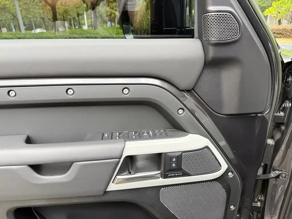 Land Rover Defender — миниатюра 10