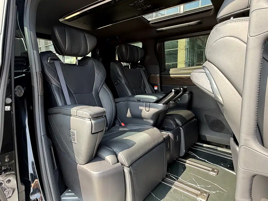 Toyota Alphard — миниатюра 15