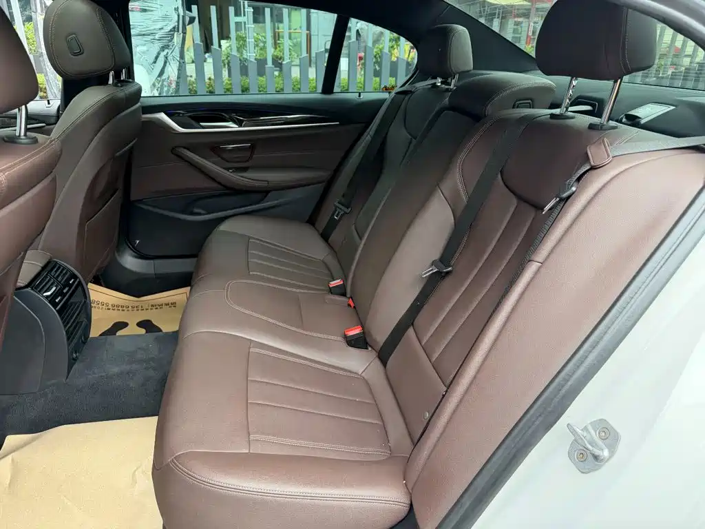 BMW 5 Series — миниатюра 12