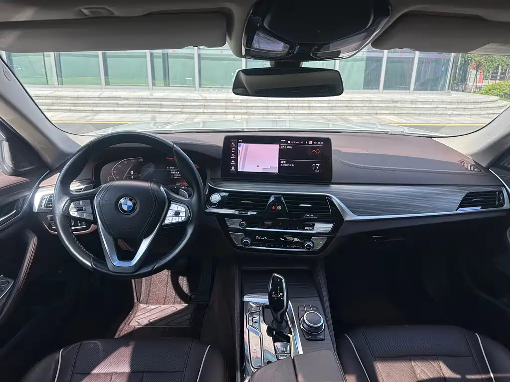 BMW 5 Series — миниатюра 9