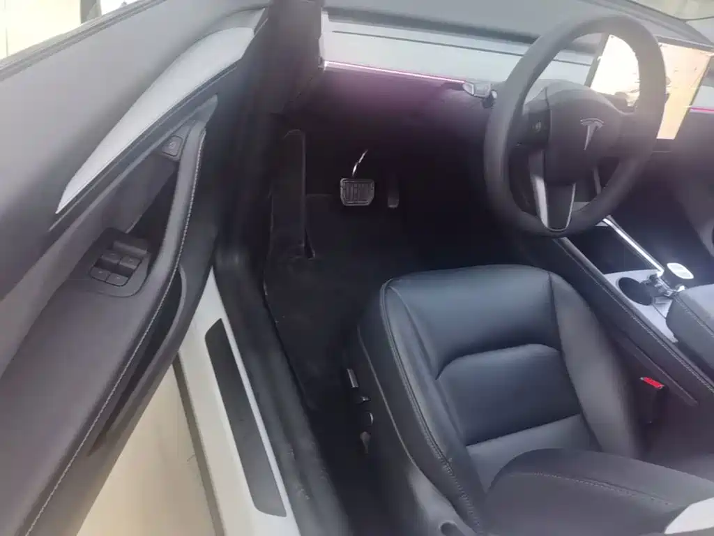 Tesla Model Y — миниатюра 16