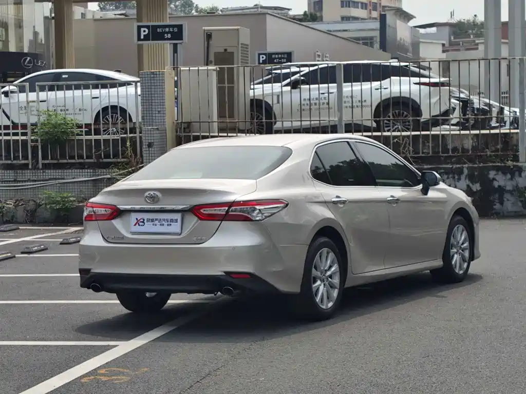 Toyota Camry — миниатюра 3
